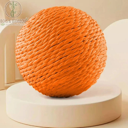 Balle à gratter en sisal pour chat coloris orange sur un présentoir