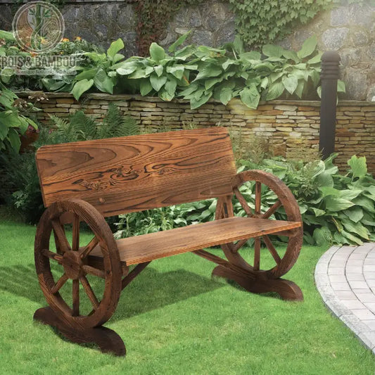 Banc en bois massif de Jardin Rustique. Banc extérieur original avec accoudoirs en forme de roues de charrette, conçu en bois massif brûlé au veinage marqué, installé sur une pelouse verdoyante.