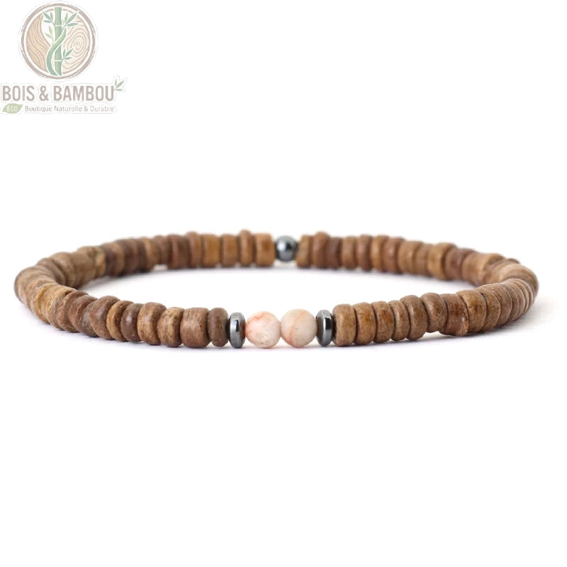 Bracelet perles de coco homme avec pierre de sang rouge foncé centrale fond neutre vue de face