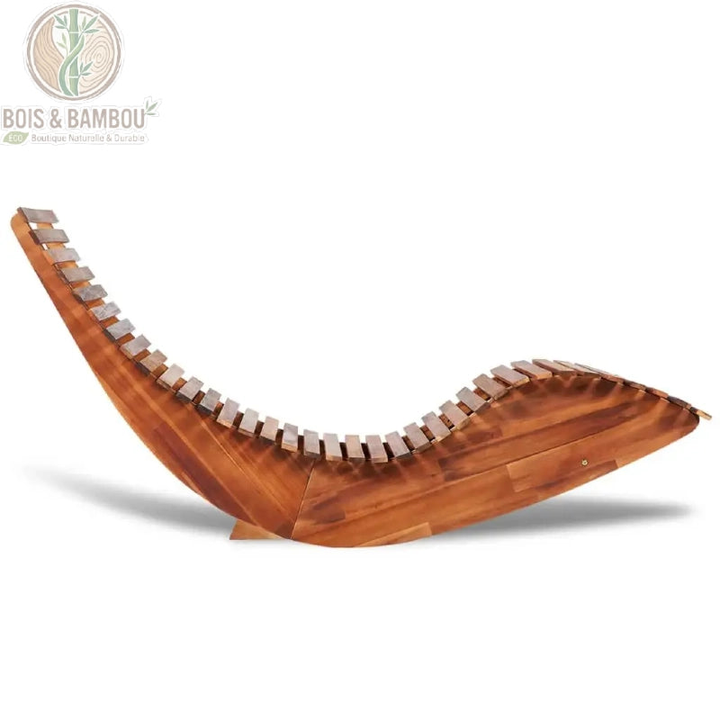 Chaise Longue a Bascule en Acacia cote. Vue de profil d'une chaise longue ergonomique en bois d'acacia massif, révélant sa structure incurvée en lattes conçue pour une bascule fluide.