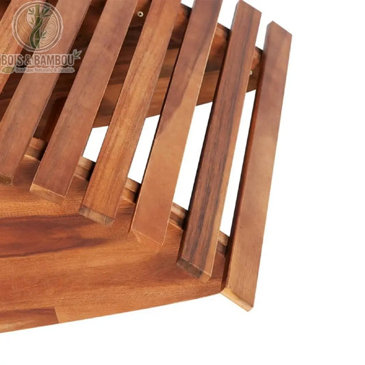 Chaise Longue a Bascule en Acacia detail. Gros plan sur les lattes en bois d'acacia massif, montrant le veinage naturel et la qualité de l'assemblage de la structure de l'assise.