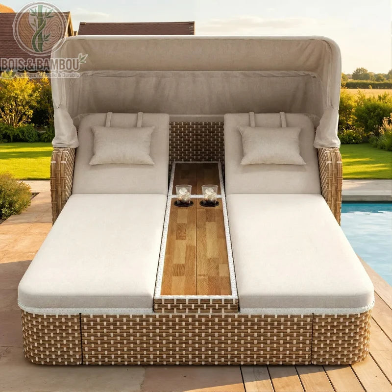 Chaise Longue en bois avec Auvent face. Vue de face d'un lit de jardin double haut de gamme en résine tressée beige, avec dossiers inclinables, auvent protecteur et tablette centrale en bois intégrée.