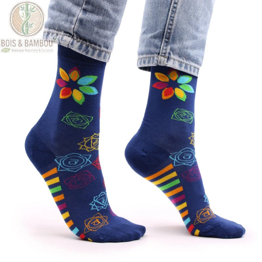 Chaussettes bambou fantaisie chakra arc-en-ciel vue de profil avec rayures