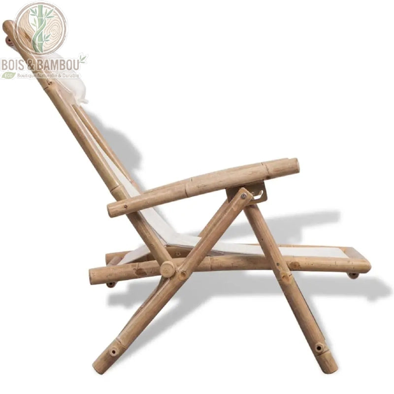 Chilienne en Bambou position 2. Vue de profil d'une chilienne en bambou naturel avec toile blanche et appui-tête, réglée sur une position d'inclinaison intermédiaire pour un confort optimal.