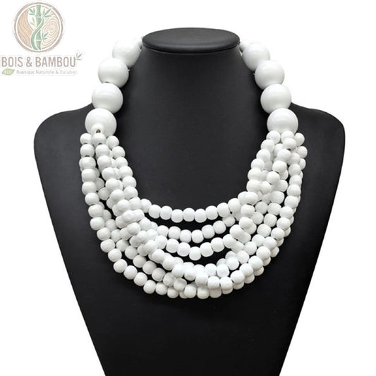 collier africain perles de bois multicouche fait main coloris blanc sur buste mannequin