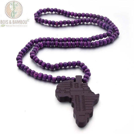 collier carte d'Afrique en bois pourpre pendentif gravé rang de perles rondes fond blanc