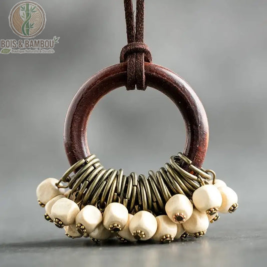 collier sautoir bois vintage pendentif anneau perles cubes blanc crème anneaux bronze fond gris