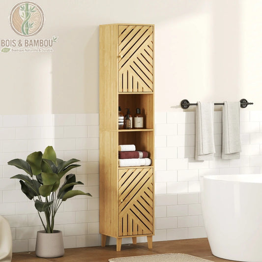Colonne de Salle de Bain en Bambou. Un meuble colonne haut en bois clair avec deux portes ajourées et deux niches centrales garnies, installé dans une salle de bain moderne et zen.