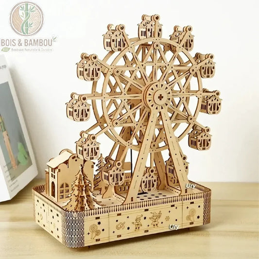 Grande roue en bois vue arrière avec kiosque et sapins