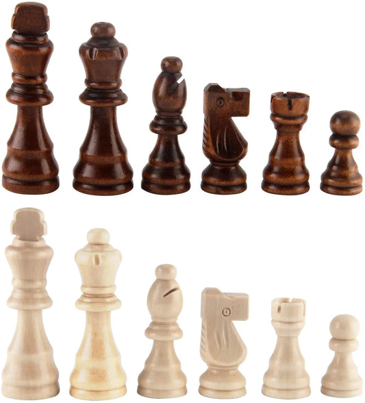 Pièces de jeu d'échecs en bois naturel