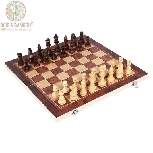 Échiquier du coffret de jeux en bois avec pièces claires et foncées