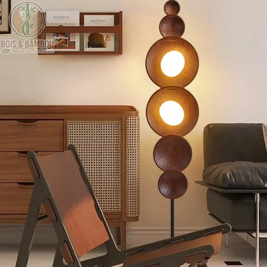 Lampadaire bois massif style sabi dans salon avec buffet rotin ambiance lumière chaude
