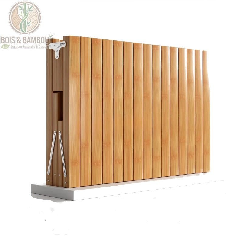 Lit en Bambou Massif Classique plie. Vue rapprochée d'un sommier en bambou massif totalement replié sur lui-même, illustrant son système de charnières métalliques et son format compact pour le rangement.