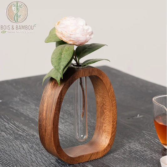 Mini vase bois et verre soliflore avec fleur blanche sur table foncée
