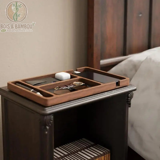 Organisateur de bureau bois massif noyer sur table de nuit ambiance chambre