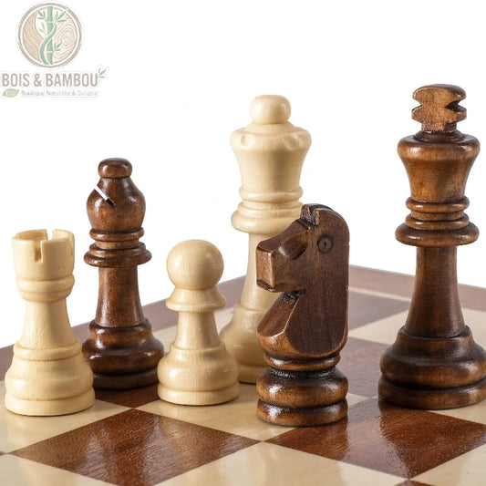 Cinq pièces d'échecs en bois clair et foncé, dont un cavalier sculpté