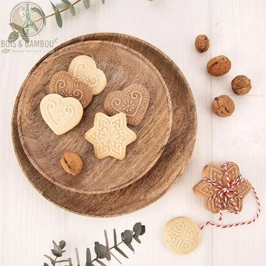 Plateau de Service Rond en Bois de Manguier avec biscuits en forme d'étoiles et fleurs, noisettes et brindilles décoratives, fond clair ambiance automne