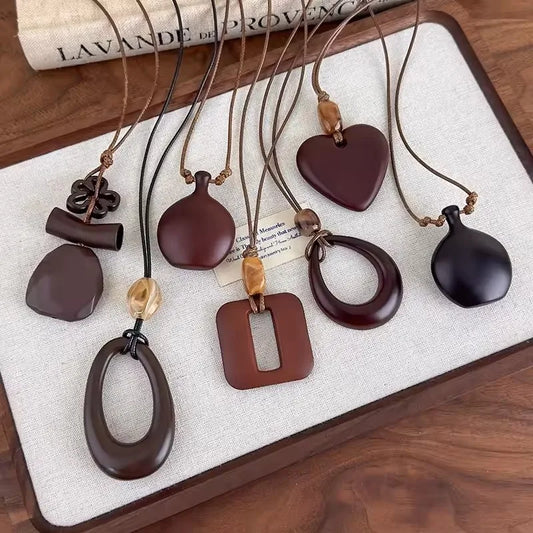 Collier long en bois creux