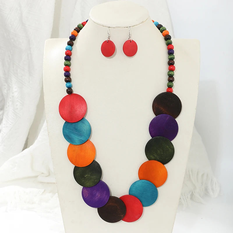 Ensemble de collier et boucles d'oreilles en bois
