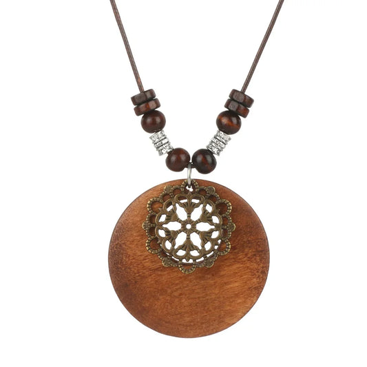 Collier long avec pendentif en bois