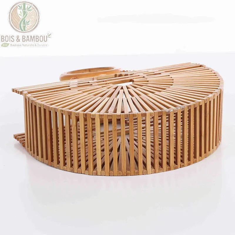 Sac panier Demi Lune en bambou situation 2. Vue de dessus d'un sac à main artisanal ouvert, fabriqué en lattes de bambou naturel assemblées, avec un design en éventail géométrique posé à plat.
