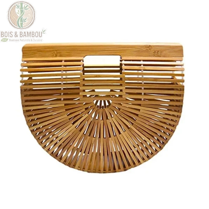 Sac panier en bambou tresse claire. Vue de face d'un sac à main demi-lune en bambou naturel clair, présentant un design ajouré géométrique et une poignée intégrée élégante sur un fond blanc.