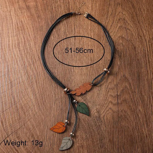 Collier forme de feuilles en bois