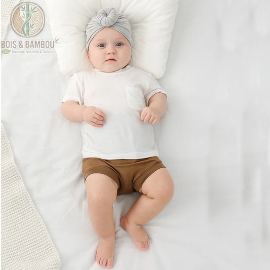 T-shirt bébé en fibre de bambou blanc porté par un nourrisson, manches courtes col rond été