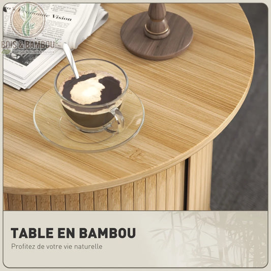 Table Basse en Bambou descriptif 3. Gros plan sur le plateau rond d'une table en bambou lisse accueillant une tasse de café et un journal, soulignant une texture naturelle et une ambiance zen.