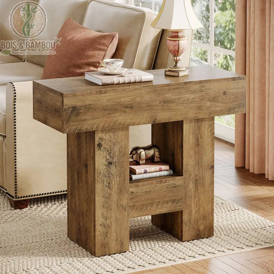 Table En Bois Massif d appoint rustique a 2 niveaux 1. Table d'appoint robuste en bois au style brut et rustique, dotée d'un plateau épais et d'une étagère basse, placée près d'un canapé beige.
