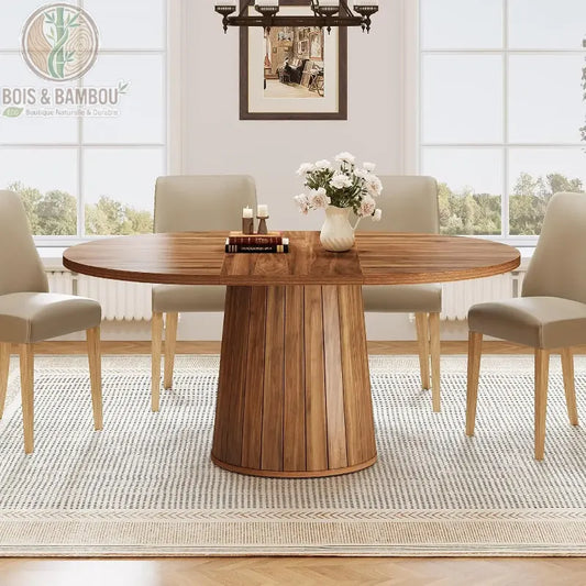 Table a manger en bois massif ovale 6 personnes marron. Table ovale élégante avec pied central cannelé en bois massif, entourée de chaises modernes dans une salle à manger lumineuse et raffinée.