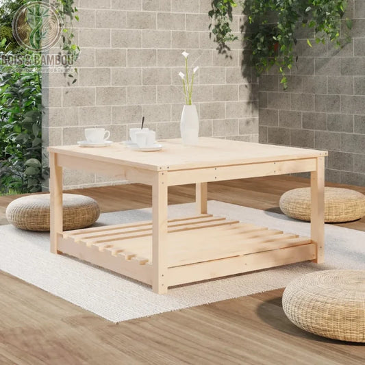 Table basse jardin pin massif en terrasse avec coussins de sol et tasses