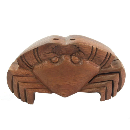 Boîte à bijoux en bois sculpté en forme de crabe, vue de face sur fond blanc