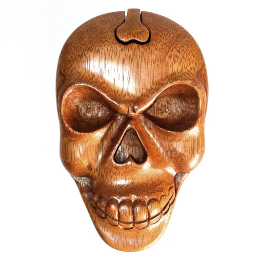 Boîte à bijoux en bois sculpté artisanale, motif crâne, sur fond blanc