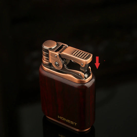 Briquet vintage HONEST allumé, montrant une flamme puissante et stable, avec le logo de la marque visible sur le bois de santal rouge.