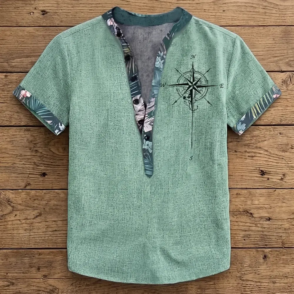 Chemise homme en fibre de bambou manches courtes verte, col mandarin ouvert et liseré fleuri tropical, imprimé boussole poitrine