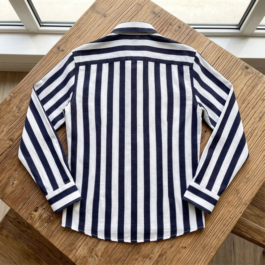 Chemise homme en fibre de bambou manches longues rayée bleu marine, vue de dos avec empiècement rayé