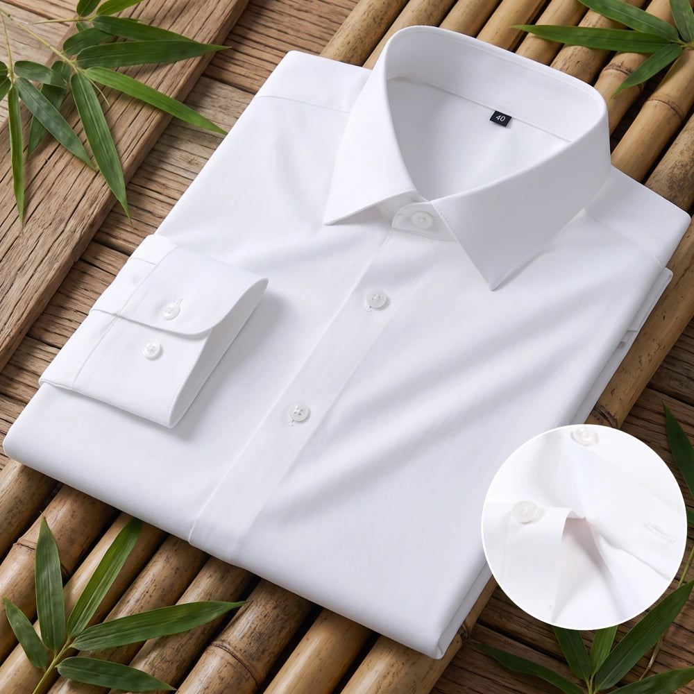 Chemise homme en fibre de bambou coupe slim blanche, pliée avec gros plan sur le col et les boutons