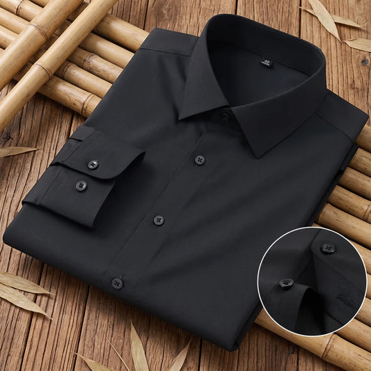 Chemise homme en fibre de bambou coupe slim noire, pliée avec gros plan sur le col et le poignet
