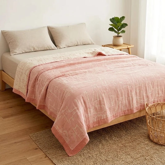 Couverture gaze coton bambou motif chat sur un lit, coloris rose