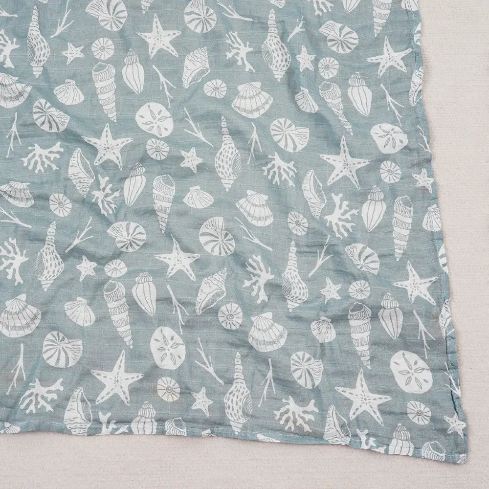 Couverture légère bébé en coton et bambou, motif coquillages et étoiles de mer sur fond vert-gris