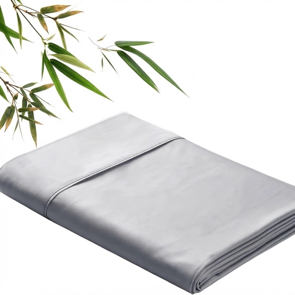 Drap plat en bambou gris clair plié avec son rabat cousu