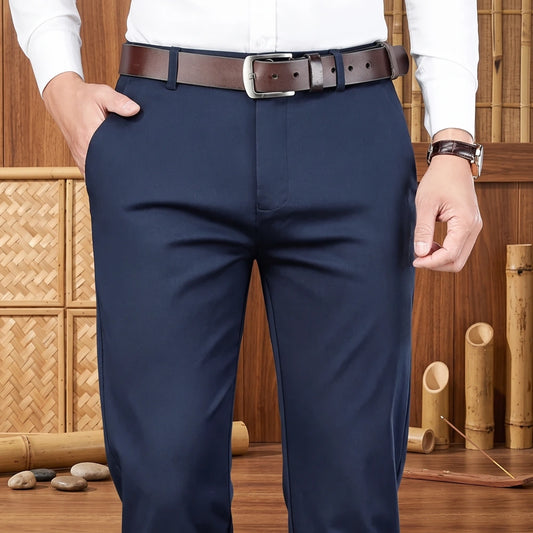 Pantalon bambou homme bureau bleu royal, gros plan taille avec ceinture en cuir marron