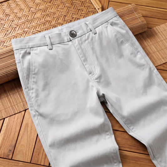 Pantalon bambou homme droit noir, vue arrière détail poches sur fond bambou