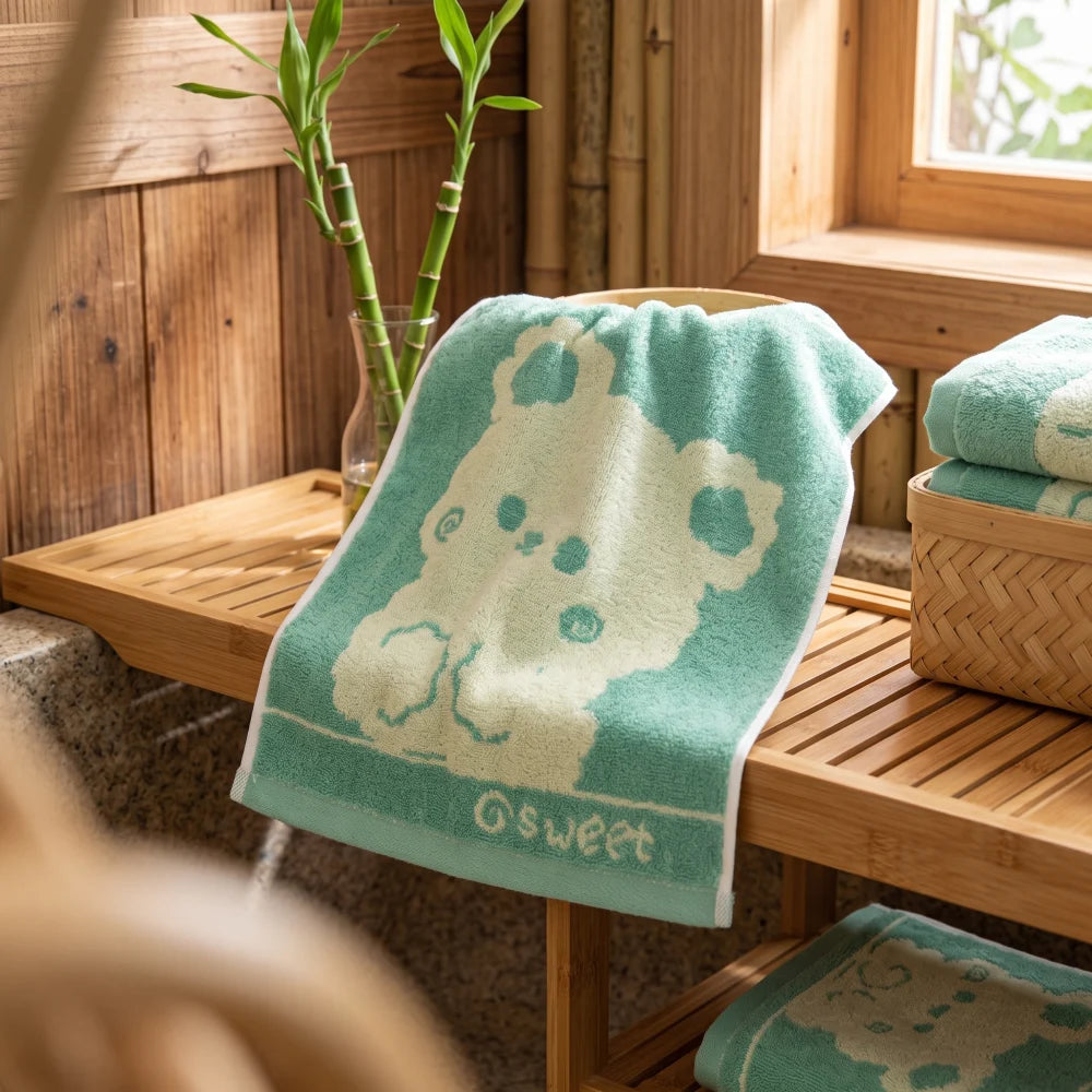 Serviette en bambou pour enfant, motif ourson rond vert sauge, 25 par 48cm
