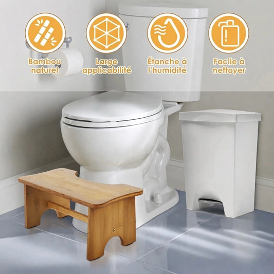 Tabouret de toilette en bambou naturel devant des toilettes blanches