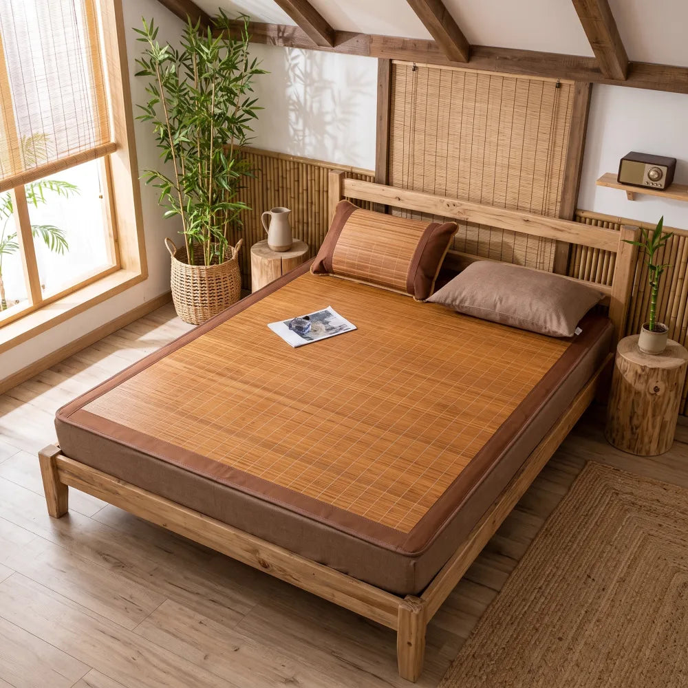 Tapis de lit bambou dortoir coloris ambré foncé, installé sur un lit