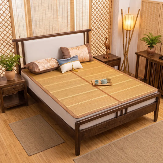 Tapis de lit bambou naturel finition rayée, installé sur un lit