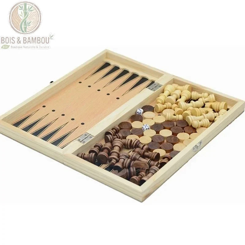 Jeux de société en bois, coffret ouvert avec backgammon, pièces d'échecs et pions de dames