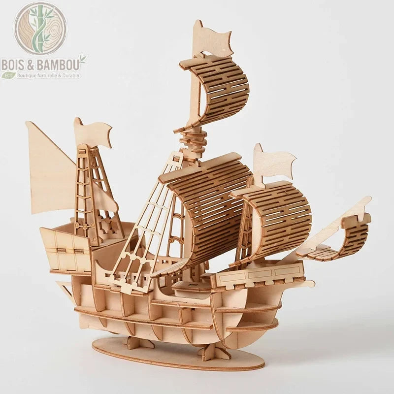 Jeu en bois à construire, maquette de voilier découpée sur socle